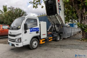fully electric self loading and dumping garbage truck