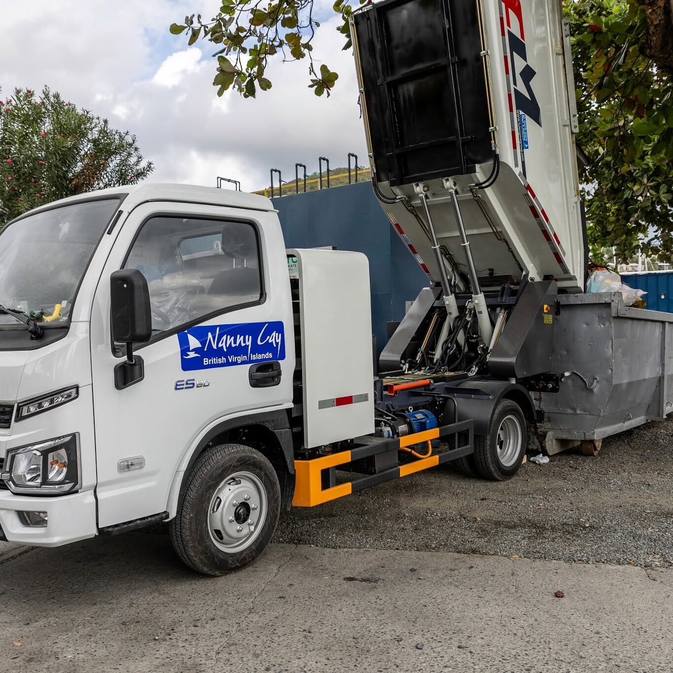 fully electric self loading and dumping garbage truck